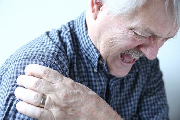 Plecu sāpes vecāka gadagājuma vīrietim, kuram diagnosticēta pleca locītavas artroze